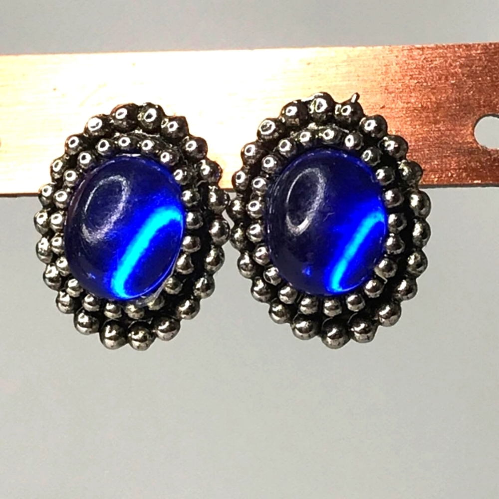 Oval Dark Blue Cat's Eye Cabochon Silvertone Stud Earrings 0.75"